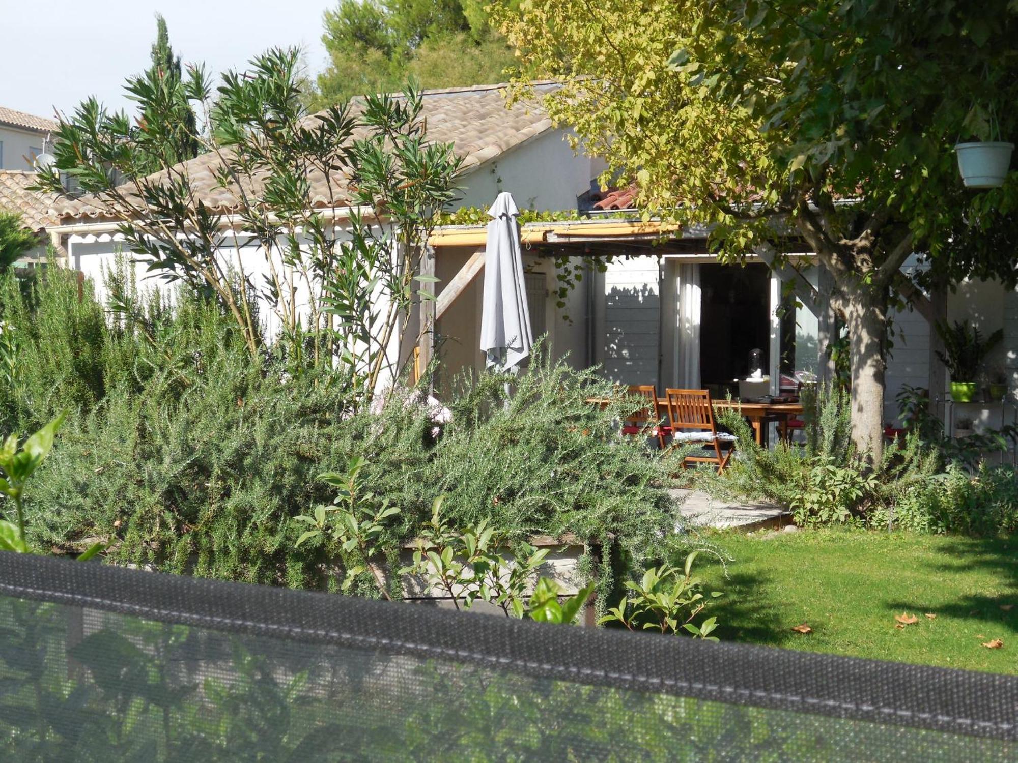 LʼIsle-sur-la-Sorgue La Maison Bleue المظهر الخارجي الصورة